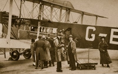 Passagiere steigen in ein Flugzeug der Imperial Airways nach Paris ein von English Photographer